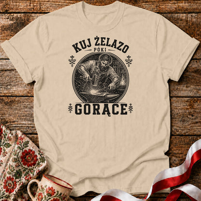 Kuj Żelazo Póki Gorące Unisex T-Shirt