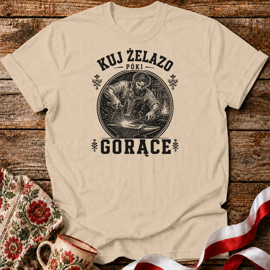 Kuj Żelazo Póki Gorące Unisex T-Shirt